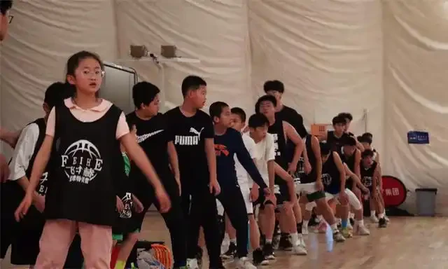 如何通过篮球冬令营促进团队合作?